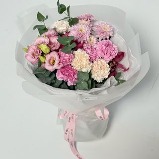 Bukiet z eustomy, margaretki, goździków i eukaliptusa w delikatnym opakowaniu