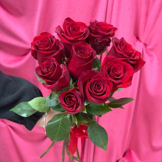 Bukiet z 9 czerwonych róż ze wstążką