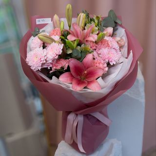 Bukiet z miksu lilii, goździków, eukaliptusa «Blush Lily Mood»