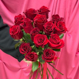 Bukiet z 15 czerwonych róż ze wstążką