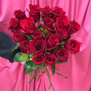 19 czerwonych róż ze wstążką