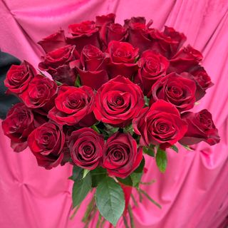 Bukiet z 25 czerwonych róż ze wstążką