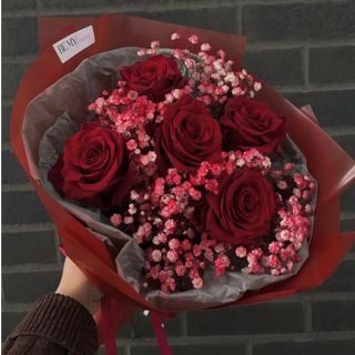 Bukiet czerwonych róż i gipsówki «AMOUR»