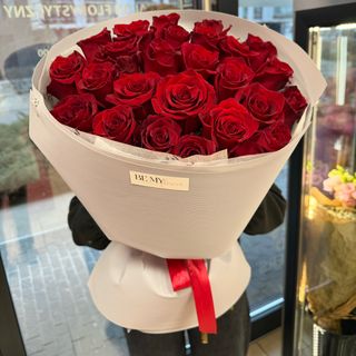 Bukiet z 25 czerwonych róż w opakowaniu