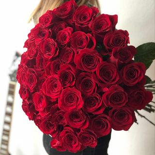 Bukiet z 51 czerwonych róż ze wstążką