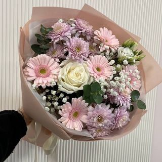 Bukiet mix z margaretki, gerbery, gipsówki, róży