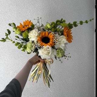 Bukiet wiosenny ze słoneczników, eustomy, rumianku «GOLDEN AWAKENING»