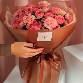 Bukiet z gałązkowych róż i goździków «VANILLA»