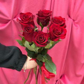 Bukiet z 6 czerwonych róź ze wstążką