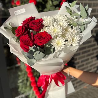 Bukiet z róż czerwonych, margaretki eukaliptusa «MARGARET LOVE»
