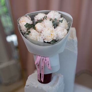 Bukiet białych piwonii i eukaliptusa «Pure Peony Touch»