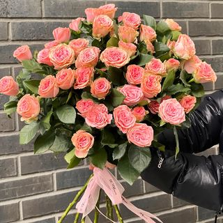 Bukiet z 11 róź gałązkowych ze wstążką