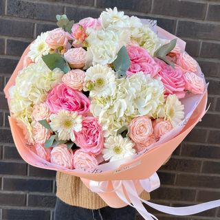 Bukiet z hortensji , piwoniowych róż i eukaliptusa «POWDER BLOOM»