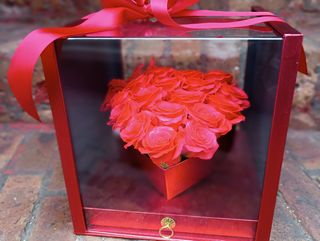 Box wypełniony kwiatami mydlanymi, ułożonymi w kształt serca.