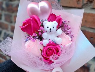 Bukiet walentynkowy z kwiatów mydlanych - różowy