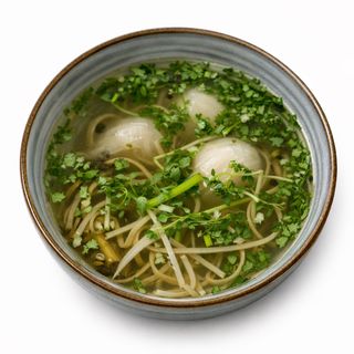 Zupa z pierożkami krewetkowymi Hakao