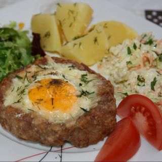 Sznycel schabowy z jajkiem