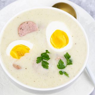 Zupa chrzanowa z kiełbasą i jajkiem