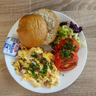 Jajecznica z boczkiem i szczypiorkiem