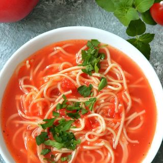 Pomidorowa z makaronem