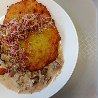 Placki ziemniaczane z sosem pieczarkowym