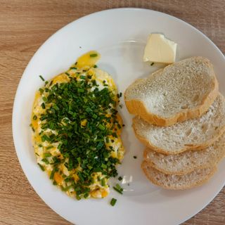 Jajecznica na maśle ze szczypiorkiem