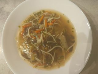 Chińska z makaronem ryżowym, grzybami mun i pak choi