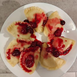 Pierogi z gęsiną i sosem wiśniowym