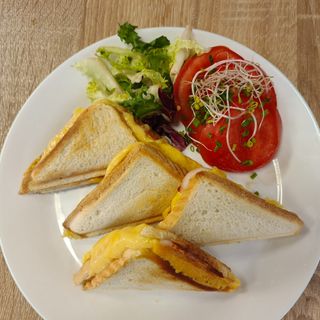 Tosty z serem i szynką