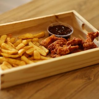 Stripsy z kurczaka 8szt+ Frytki belgijskie 250g + wybrany sos 