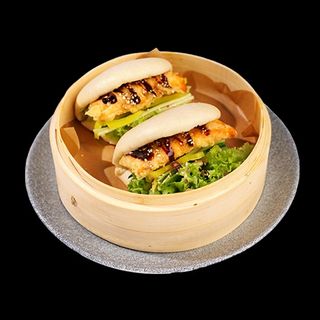 Sandwich Gua Bao z łososiem w tempurze