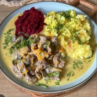 Żołądki drobiowe  z cebulką i pieczarkami