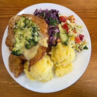 FILET DROBIOWY Z BROKUŁAMI ZAPIEKANY SEREM