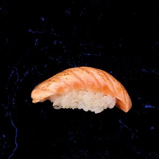 Nigiri łosoś opalony