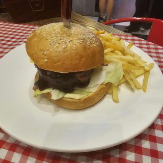 CLASSIC AMERICAN BURGER