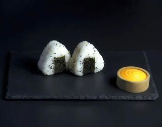 Onigiri z Pieczonym Łososiem 2 szt