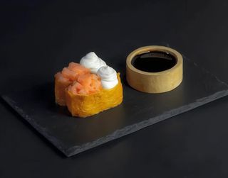 Inari Gunkany z Łososiem i Serkiem 2 szt