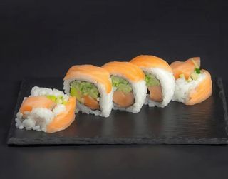 Salmon Avocado Roll 5 sat