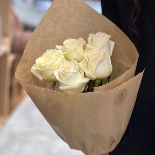 5 białych róż piwonowych