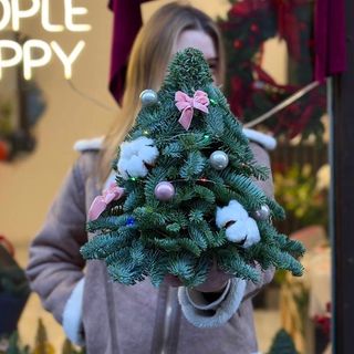 Choinka z ozdobami i światełkami