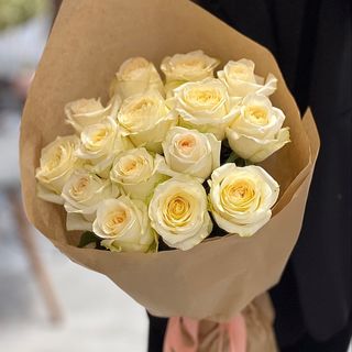 15 białych róż piwonowych