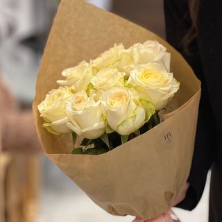 9 białych róż piwonowych