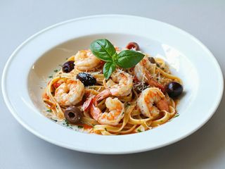 Tagliatelle z krewetkami i oliwkami