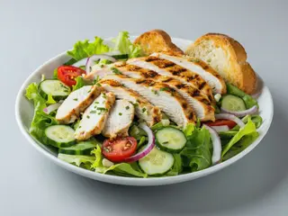 Salatka z kurczakiem z grzanką