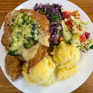 FILET DROBIOWY Z BROKUŁAMI ZAPIEKANY SEREM