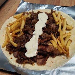 Kebab w cieście z frytkami