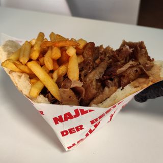 Kebab w bułce z frytkami