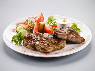 Karkówka ze śliwkami