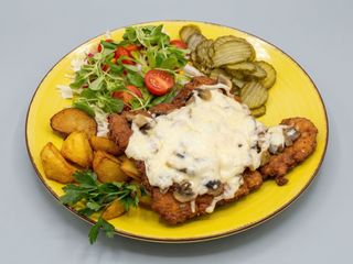 Pierś panierowana zapiekana z serem i pieczarkami