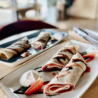 Naleśnik z konfiturą wiśniową